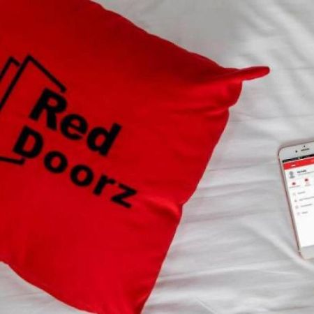 Отель Reddoorz Near Mangga Dua Square Джакарта Экстерьер фото