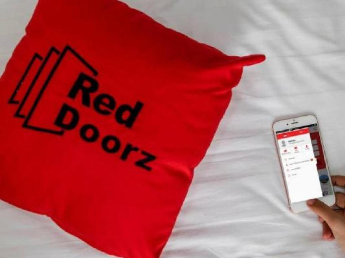 Отель Reddoorz Near Mangga Dua Square Джакарта Экстерьер фото